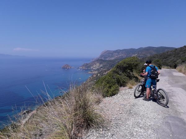 Radfahrer blicken �ber die K�ste