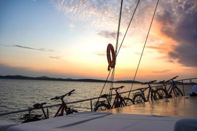 Fahrraeder am Schiff bei Sonnenuntergang