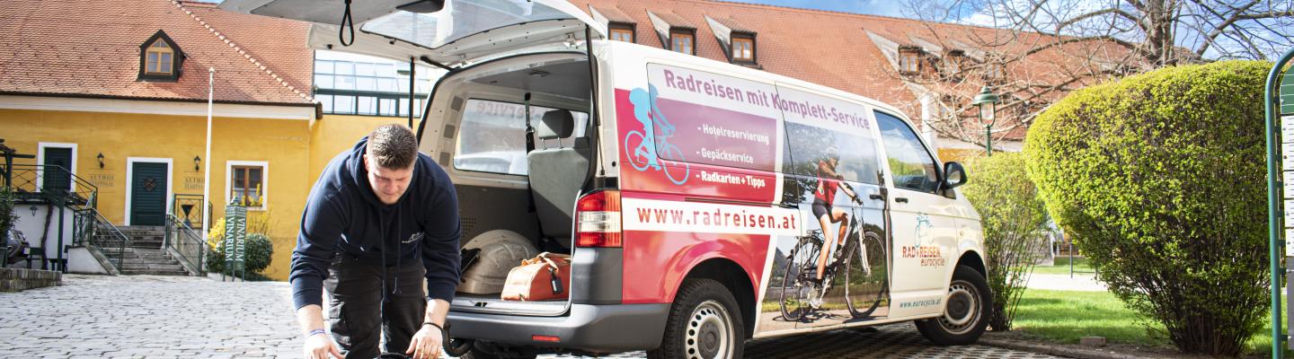 ????????????????????????????? Gep?ckfahrer mit Transportbus