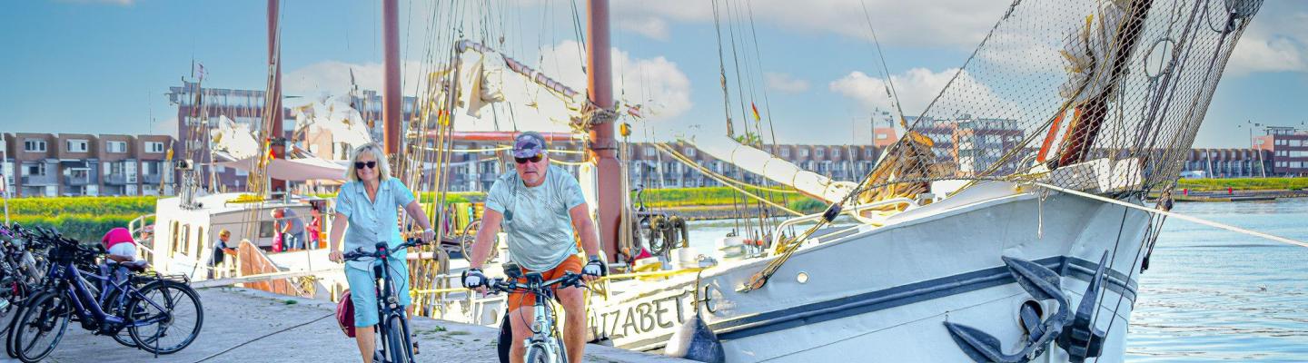Radfahrer vor dem Segelboot Elizabeth am Hafen | © BBT