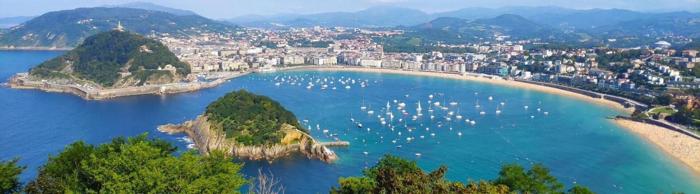 San Sebastian - Panorama mit Strand, Meer, Inseln und mehr in Spanien. | © IBT