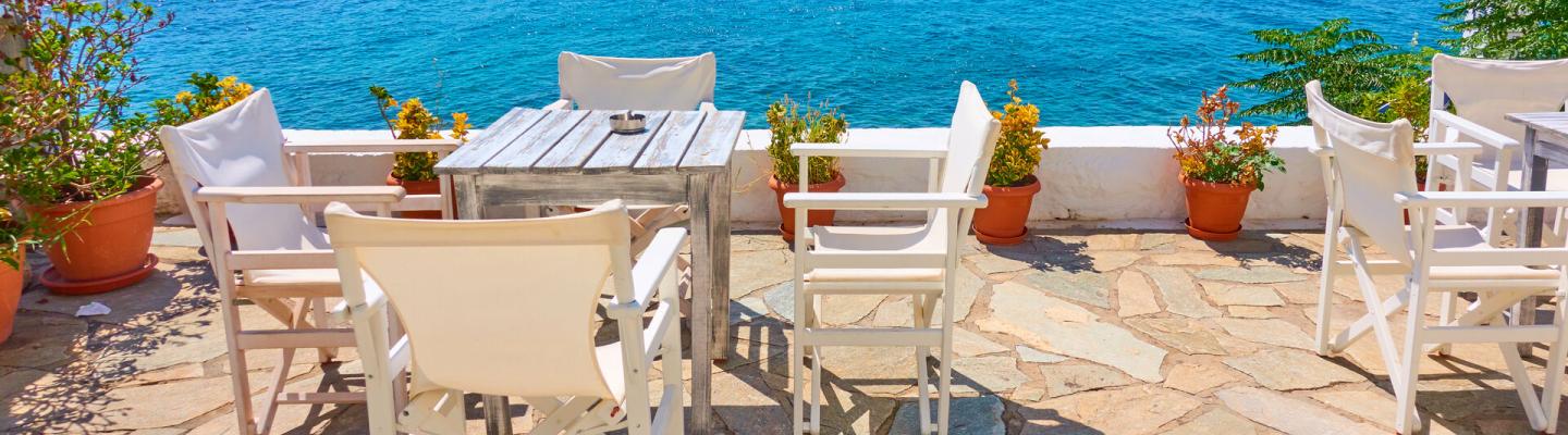 Tisch am Meer | © Roman Sigaev - stock.adobe.com