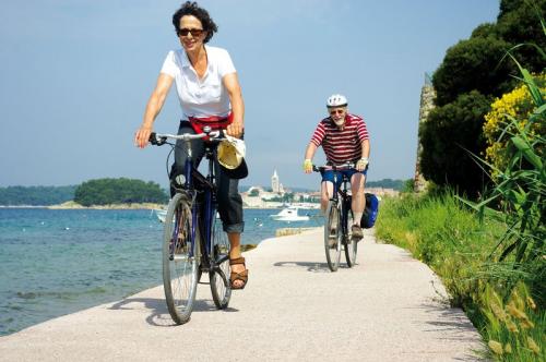 2 Radfahrer radeln entlang des Ufers in der Kvarner Bucht