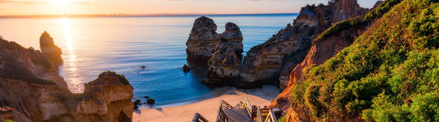 Sonnenaufgang am Strand von Camilo in Lagos, Algarve, Portugal. | © 2018 Liubomir Paut. All Rights Reserved