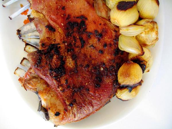 Traditionelles, portugiesisches Gericht - gegrillter Lammrcken mit viel Knoblauch