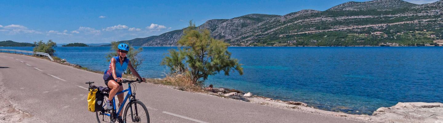 Radfahrerin auf Korcula | © RWR