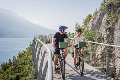 Radfahren entlang des Gardasees