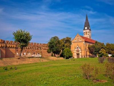 Ilok - Stadtmauer und Kapistran Kirche