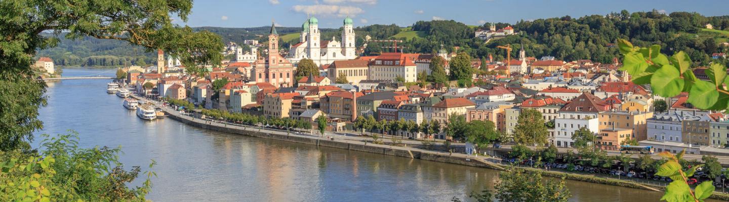 Blick auf Passau, die Altstadt mit den Trmen des Doms und das Donauufer | © Adobe Stock/helgereinke