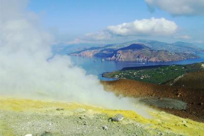 Schwefelablagerungen in der Vulkanlandschaft auf Vulcano