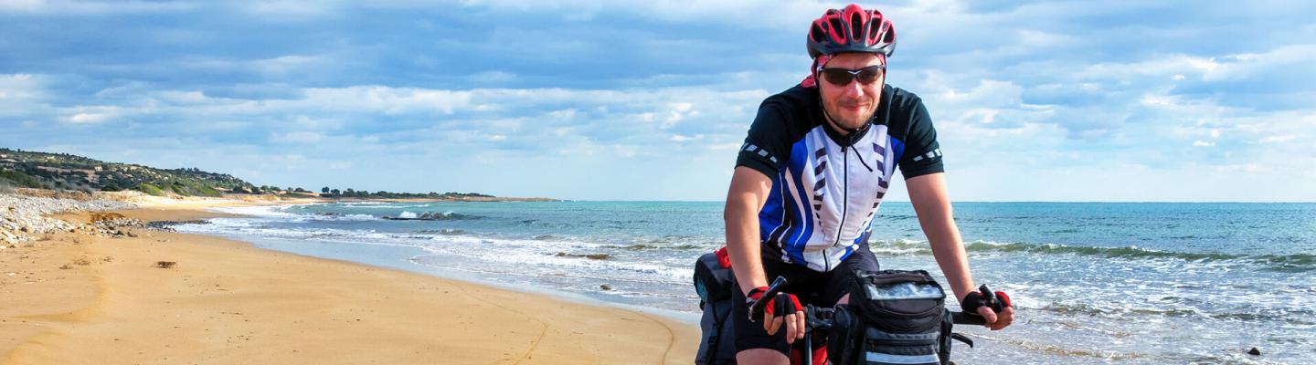 Radfahrer am Sandstrand auf Zypern | © tns2710 - stock.adobe.com